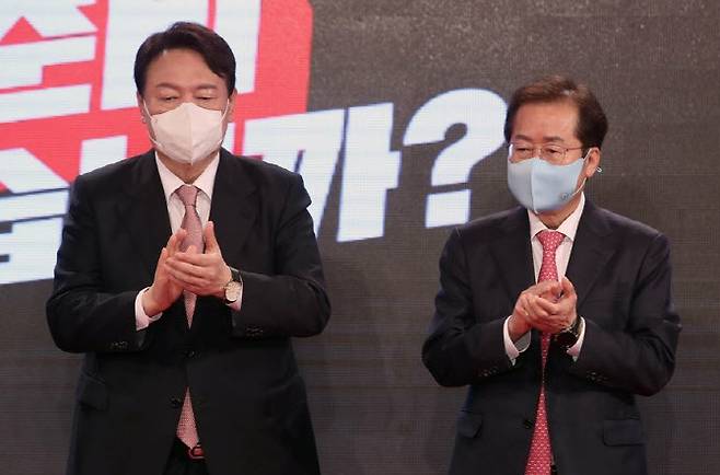홍준표 국민의힘 의원(오른쪽)와 윤석열 대선후보가 지난 11월 5일 오후 서울 용산구 백범김구기념관에서 열린 국민의힘 제2차 전당대회에서 당원들에게 인사하며 박수치고 있다.(사진=연합뉴스)