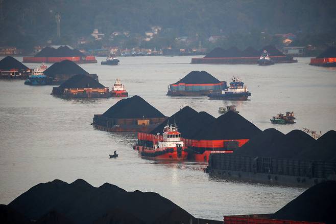 인도네시아 사마린다의 마하캄 강에 석탄을 실은 바지선들이 이동하고 있다(사진=로이터/뉴스1)