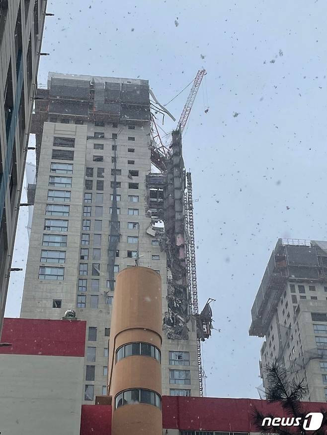 11일 오후 3시47분쯤 광주 서구 광천동 아파트 공사현장 외벽이 붕괴했다. 소방당국은 피해상황을 확인하고 있다. (독자제공) 2022.1.11/뉴스1