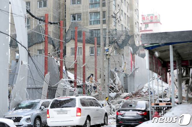 11일 오후 광주 서구 화정동 한 아파트 공사현장에서 외벽 붕괴 사고가 발생했다. 사진은 사고가 발생한 아파트 공사현장 모습.2022.1.11/뉴스1 © News1 정다움 기자