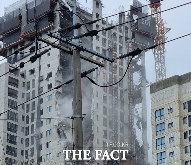 11일 광주시소방본부 등에 따르면 이날 오후 3시 46분께 광주 서구 화정동 한 고층 아파트 신축공사 현장에서 건물 외벽이 무너져 내렸다. /독자 제공