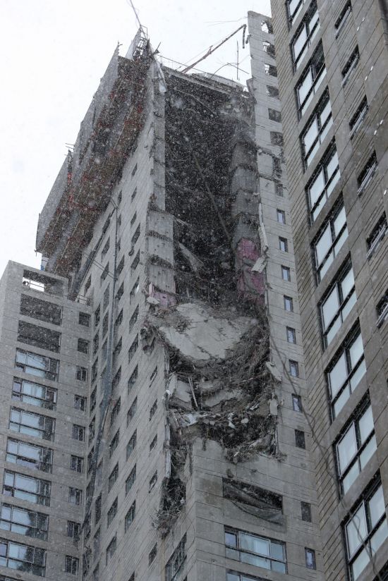 11일 오후 4시께 광주 서구 화정동에서 신축 공사 중인 고층아파트의 외벽이 무너져내렸다. 사진은 사고 현장의 모습.  ＜사진=연합뉴스＞