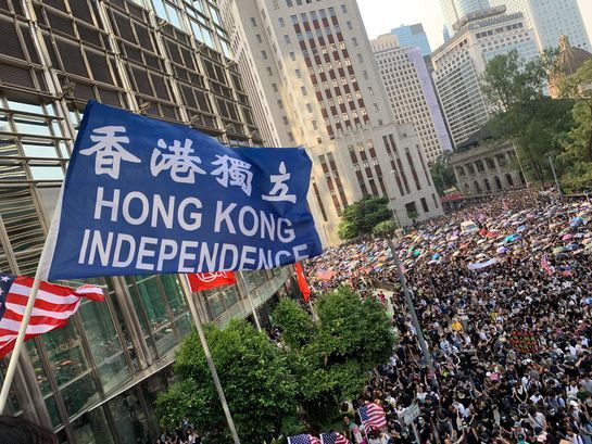 2019년 9월8일 홍콩 홍콩섬에서 홍콩 시민 수천명이 홍콩 주재 미국 총영사관을 향해 행진하고 있다. 홍콩 독립을 요구하는 깃발이 미국 국기 성조기와 함께 휘날리고 있다./조선일보DB