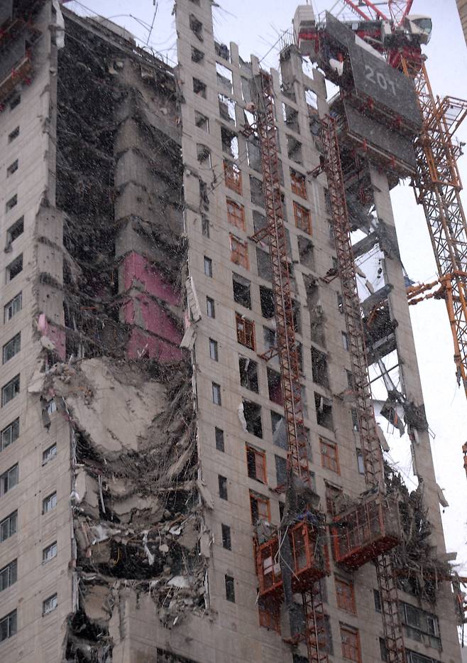 11일 오후 3시 47분 광주 서구 화정동 한 고층아파트 신축 현장 외벽이 무너져 내렸다. /뉴시스