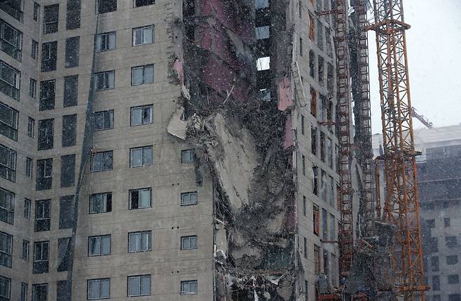 11일 오후 3시47분쯤 광주 서구 화정동에서 신축 공사 중인 고층아파트의 외벽이 무너져내렸다. /연합뉴스
