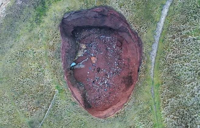 영국 선덜랜드 인근 위트번 해안 절벽에서 포착된 웅덩이. /유튜브 채널 SWNS 영상
