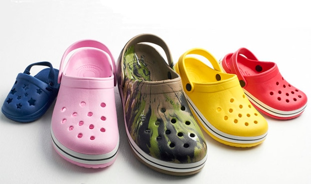 다양한 색깔의 크록스 신발들.