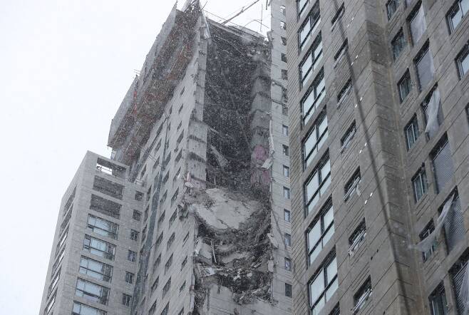 11일 아파트 외벽이 무너져 내린 사고가 발생한 광주 서구 화정아이파크 공사현장. /연합뉴스