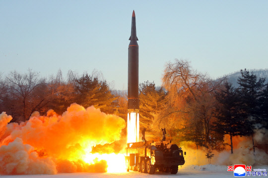 11일 북한이 지난 5일에 이어 탄도미사일로 추정되는 미사일을 시험 발사했다. 사진은 지난 6일 주선중앙통신이 '극초음속 미사일을 시험발사 했다'며 공개한 사진. 연합뉴스.