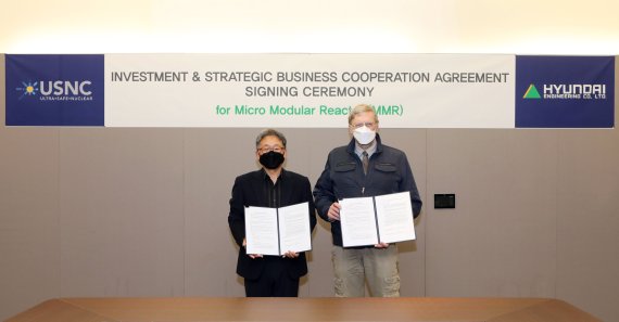 김창학 현대엔지니어링 사장(왼쪽)과 프란체스코 베네리 USNC 최고경영자가 투자 협약을 체결한 뒤 기념 촬영을 하고 있다. 현대엔지니어링 제공