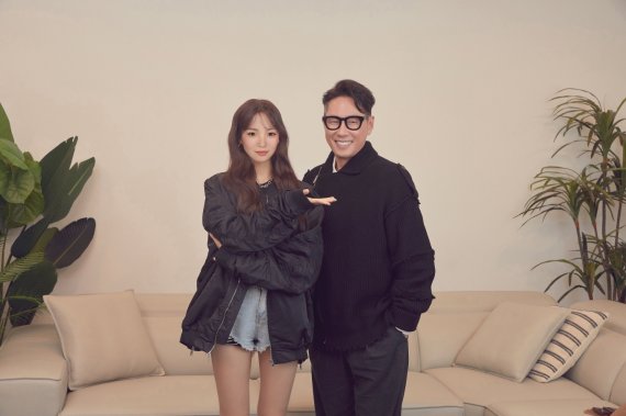 미스틱스토리의 대표 프로듀서인 윤종신씨(오른쪽)와 가상인간 ‘래아’. LG전자 제공