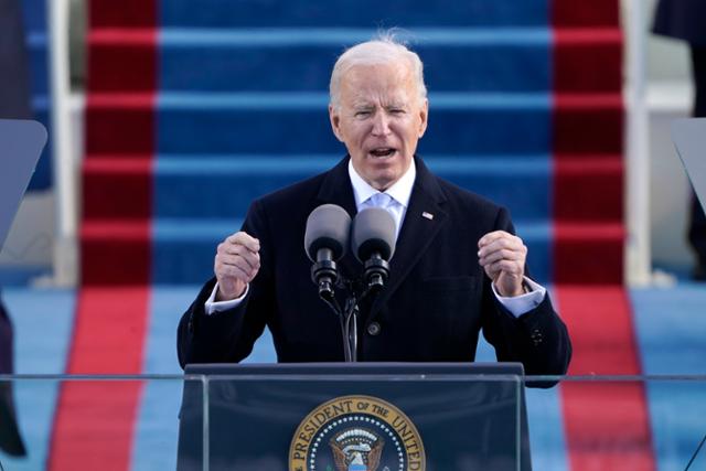 조 바이든 미국 대통령이 지난해 1월 20일 워싱턴 국회의사당 앞에서 취임사를 하고 있다. 워싱턴=AP 연합뉴스