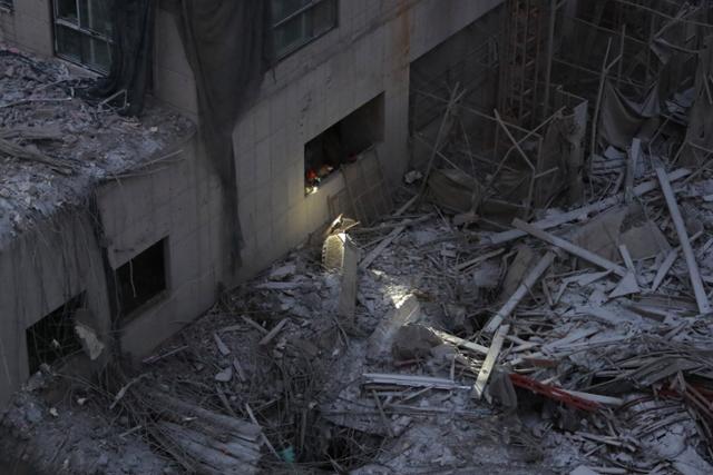 11일 신축 공사 중 외벽이 무너진 광주 고층아파트 현장에서 구조대가 실종자를 수색하고 있다. 연합뉴스