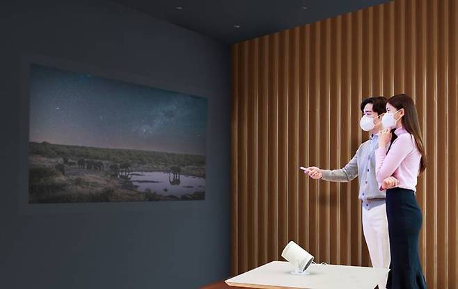 자동 화면 설정 기능이 있어 전원을 켜자마자 반듯한 16:9 비율 화면을 구현한다. 출처=삼성전자