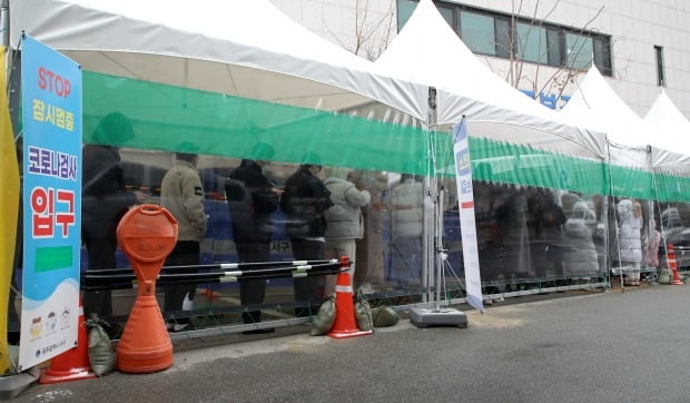 11일 광주 서구보건소 선별진료소에서 시민들이 코로나19 검사를 받기 위해 줄 서 있다. /사진=연합뉴스