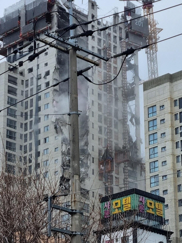 광주 서구의 한 아파트 신축공사현장에서 공사중이던 아파트 외벽이 붕괴됐다. 연합뉴스