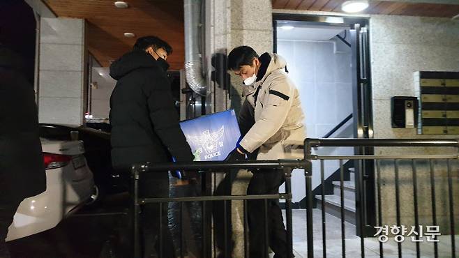 경찰이 회삿돈 2215억원을 횡령한 혐의를 받는 오스템임플란트 재무팀장 이모씨(45) 아버지의 경기 파주 주거지에서 압수수색을 벌인 결과 금괴 254개를 찾아냈다. 박하얀 기자
