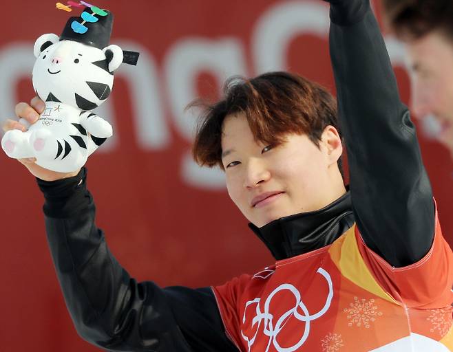 왼쪽 작은 사진은 2018 평창 동계올림픽 남자 스노보드 평행대회전에서 은메달을 차지한 뒤 시상대에 올라 엄지를 들어보이는 이상호.   연합뉴스