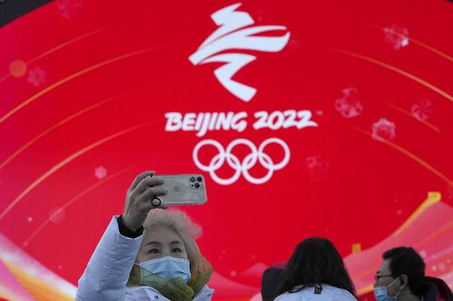 2022 베이징 동계올림픽 관계자가 지난 3일 중국 베이징 메달플라자에서 열린 시상식 리허설에서 사진을 찍고 있다.   베이징 | AP연합뉴스