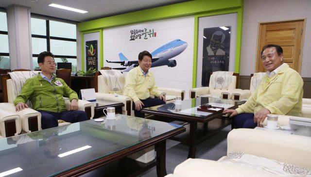 2019년 경북 군위군청에서 이철우 경북지사(왼쪽부터), 권영진 대구시장, 김영만 군위군수가 대구경북 통합신공항 이전부지 선정을 위한 막판 협의를 하고 있는 모습. 연합뉴스