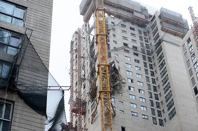 이재명 더불어민주당 대선 후보가 11일 광주 서구 화정동에서 발생한 신축 아파트 외벽 붕괴사고로 실종된 작업자들의 무사귀환을 기원했다. 사진은 이날 발생한 사고현장. /사진=뉴스1