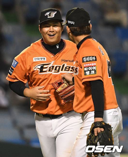 한화 노시환이 호수비 후 정은원의 축하를 받으며 미소짓고 있다. /OSEN DB