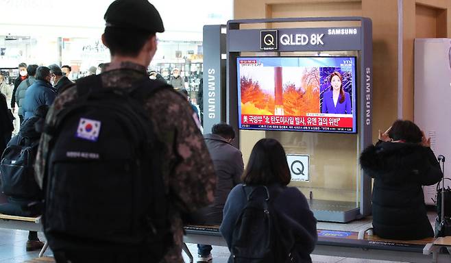 북한이 엿새 만에 다시 동해상으로 탄도미사일로 추정되는 발사체를 발사한 11일 오전 서울역에서 시민들이 북한 미사일 관련 뉴스를 시청하고 있다.     뉴스1