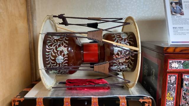 최태화 대표가 만든 건칠 장구. 건칠이란 삼베에 옻칠을 입히는 작업을 수십 번 반복하는 것을 말한다.