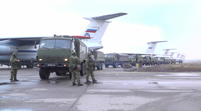 카자흐스탄 최대 도시 알마티의 국제공항에 지난 9일(현지 시간) 러시아 평화유지군과 차량이 도착해 있다./알마티=로이터연합뉴스
