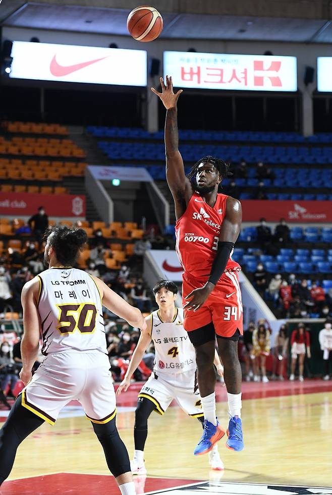 ▲ 자밀 워니가 훅슛을 던지고 있다 ⓒ KBL