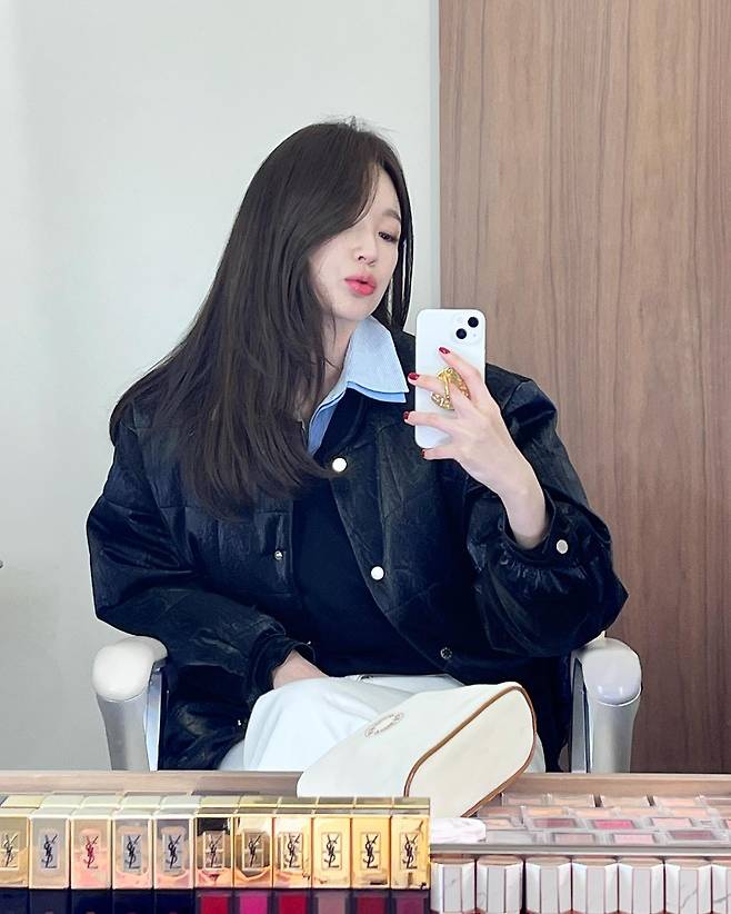 On the afternoon of the 11th, Kang Min-kyung posted several photos on his instagram with an article entitled I tried dyeing for the new year, but it seems a little dark, but I like it and I like it.Kang Min-kyung in the public photo is sitting in front of the waiting room mirror and taking a mirror selfie.Fans Sight is gathering in his previous brunette turn to light black hair.On the other hand, Kang Min-kyung, who was born in 1990 and is 32 years old, debuted in Davisi in 2008 and released Carroll Daily Christmas on the 6th.Photo: Kang Min-kyung Instagram
