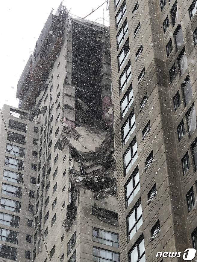 11일 오후 3시47분쯤 광주 서구 화정동 아파트 공사 현장 외벽이 무너져 있다.(독자 제공)2022.1.11/뉴스1 © News1 박준배 기자