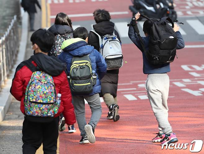 지난해 12월16일 서울 한 초등학교에서 아이들의 하교하고 있다. /뉴스1 © News1 이성철 기자