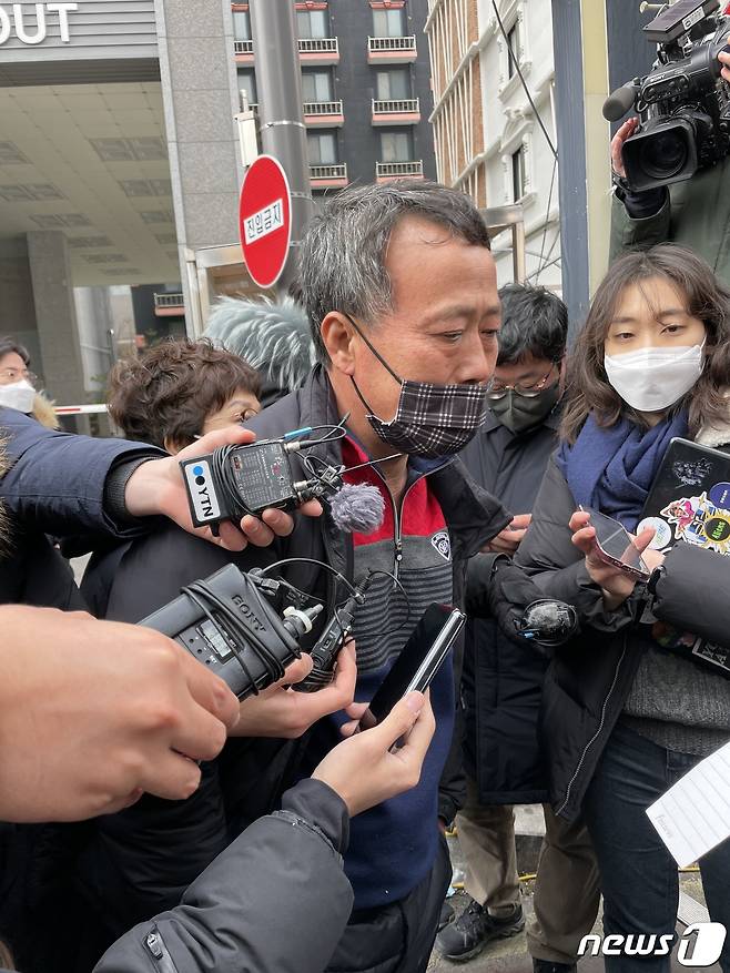 광주 서구 화정동 아이파크 신축 현장 붕괴사고와 관련, 실종자의 동료라고 밝힌 양영철씨가 취재진에 둘러싸여 질문을 받고 있다.2022.1.12/뉴스1 이수민 기자