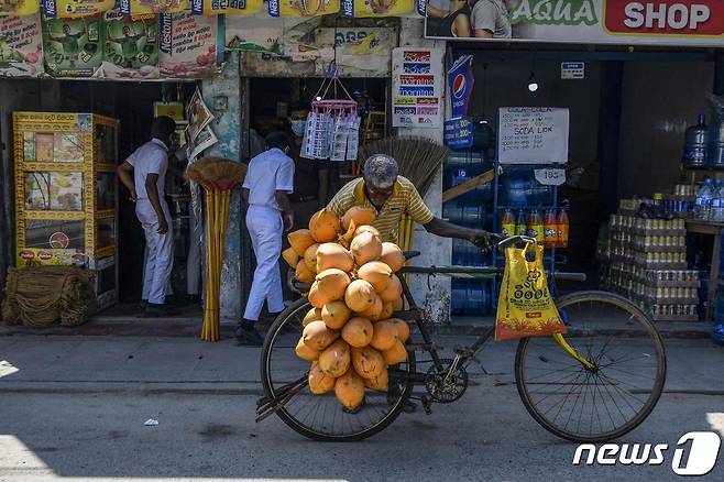 스리랑카 갈레에서 노점상이 과일을 팔고 있다. © AFP=뉴스1