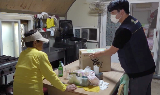 해남군이 농식품바우처 꾸러미를 배송하고 있다. ⓒ 아시아경제