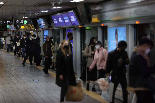 서울 지하철 2호선 을지로입구역에서 시민들이 발걸음을 옮기고 있다. /연합뉴스