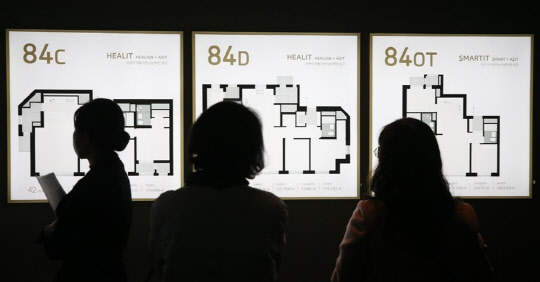 시민들이 아파트 모델하우스에 마련된 주택 유형을 살펴보고 있다. <연합뉴스>