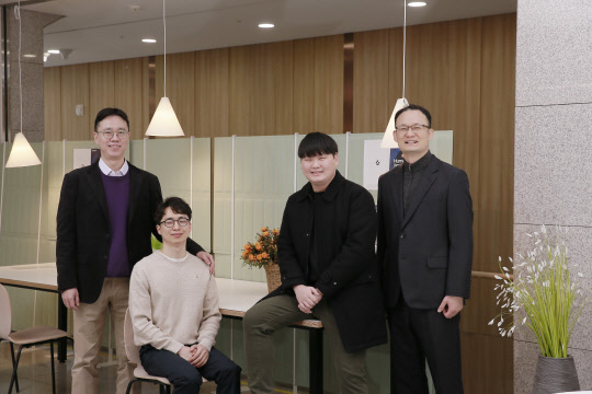최장현 교수(왼쪽부터), 장현준 연구원, 이요한 연구원, 남덕우 교수. UNIST 제공