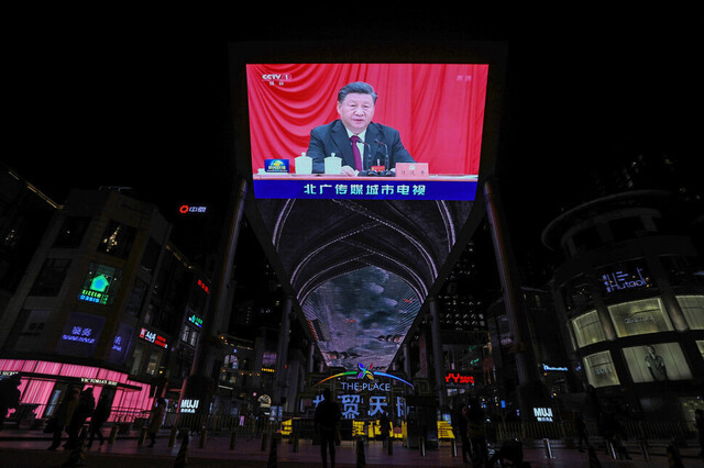 시진핑 중국 국가주석이 지난해 11월 11일 폐막된 중국 공산당 제19기 중앙위원회 6차 전체회의에 참석해 발언하는 장면이 베이징시에 설치된 대형 스크린을 통해 방송되고 있다. 베이징/로이터 연합뉴스