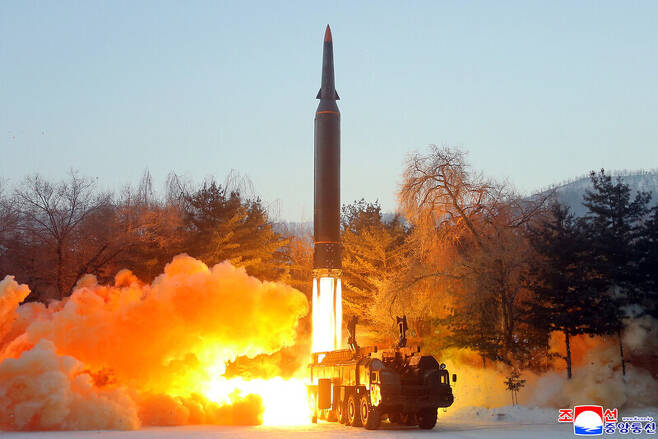 북한은 지난 5일에 이어 11일에도 극초음속 미사일 시험발사를 진행했다. <조선중앙통신> 연합뉴스