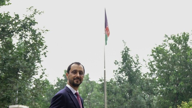 자비드 아흐마드 카엠 중국 주재 아프간 전임 대사가 지난해 12월31일 국기가 내걸린 대사관 마당에서 기념사진을 찍고 있다. 그는 1월1일부로 대사직에서 물러났다. 트위터 계정 갈무리