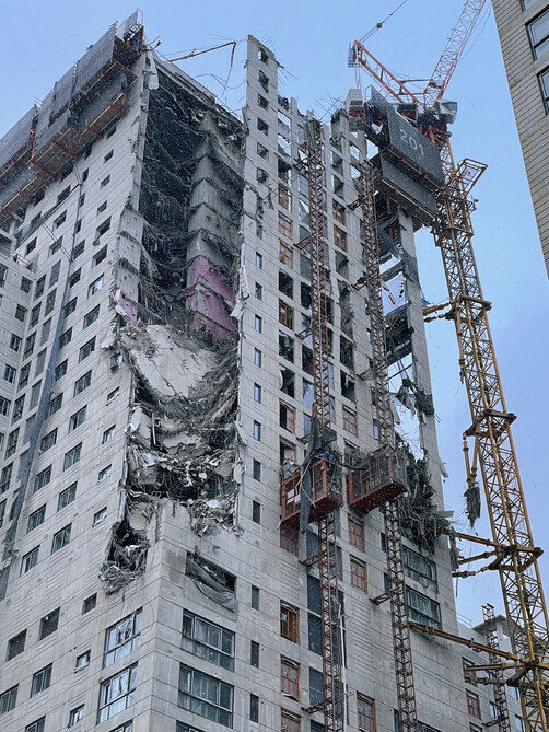 11일 오후 4시께 광주 서구 화정동에서 신축중인 고층아파트의 구조물이 무너져내렸다. 사진은 사고 직후 현장의 모습. 연합뉴스