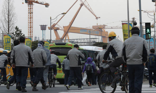 2017년 3월23일, 경남 거제시 대우조선해양 옥포조선소로 노동자들이 출근하고 있다. 거제/연합뉴스
