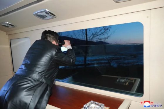김정은 북한 국무위원장이 지휘차량에서 극초음속 미사일 시험발사를 참관하는 모습. [조선중앙통신=연합뉴스]