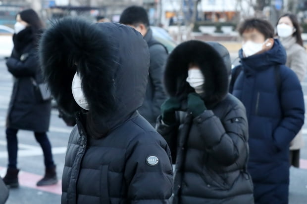 서울 지역 아침 최저 기온이 영하 11도까지 떨어진 12일 오전 서울 종로구 광화문광장에서 두꺼운 겨울 외투를 챙겨입은 시민들이 출근길 발걸음을 재촉하고 있다. 사진=뉴스1