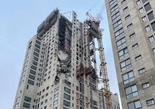 Outer Wall of a New Apartment Building Tumbles Down: The external wall of an apartment building collapsed on the afternoon of January 11, at the construction site of Hwajeong IPark Apartment Complex 2 in Hwajeong-dong, Seo-gu, Gwangju. The accident occurred while workers were casting concrete on the 39th floor. Yonhap News