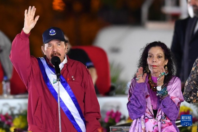 다니엘 오르테가 니카라과 대통령(왼쪽)이 지난 10일(현지시간) 수도 마나과의 혁명 광장에서 열린 취임식에서 손을 흔들고 있다. 신화통신 홈페이지