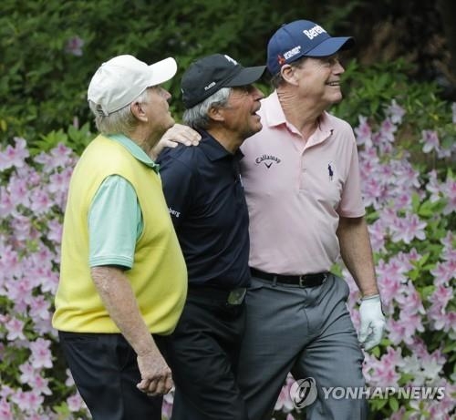 니클라우스(왼쪽부터), 플레이어와 함께 오거스타 내셔널 골프클럽을 걷는 왓슨.
[AP=연합뉴스]