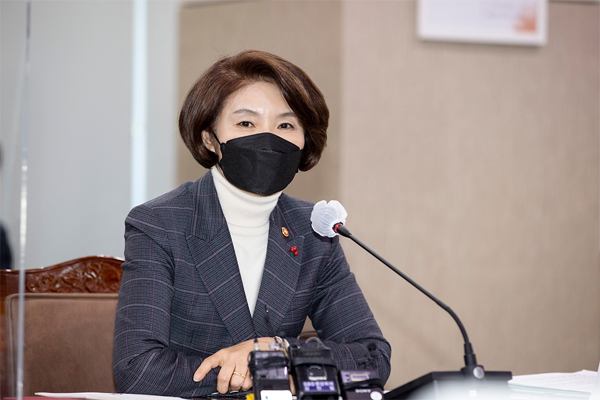 Minister of Environment Han Jeoung-ae